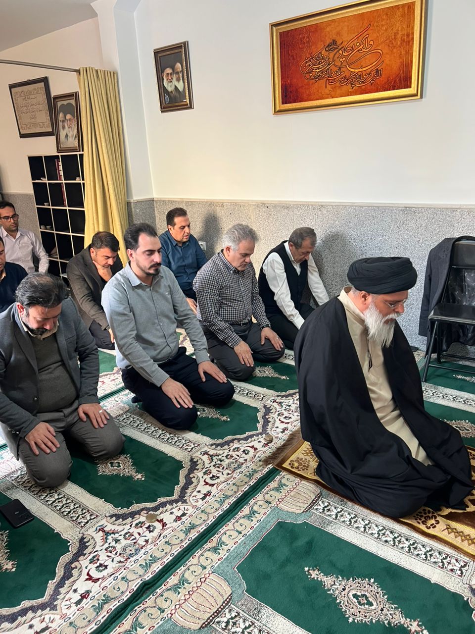 برپایی نماز جماعت در شبکه بهداشت و درمان شهرستان قدس با حضور معاونت محترم بهداشت دانشگاه علوم پزشکی ایران